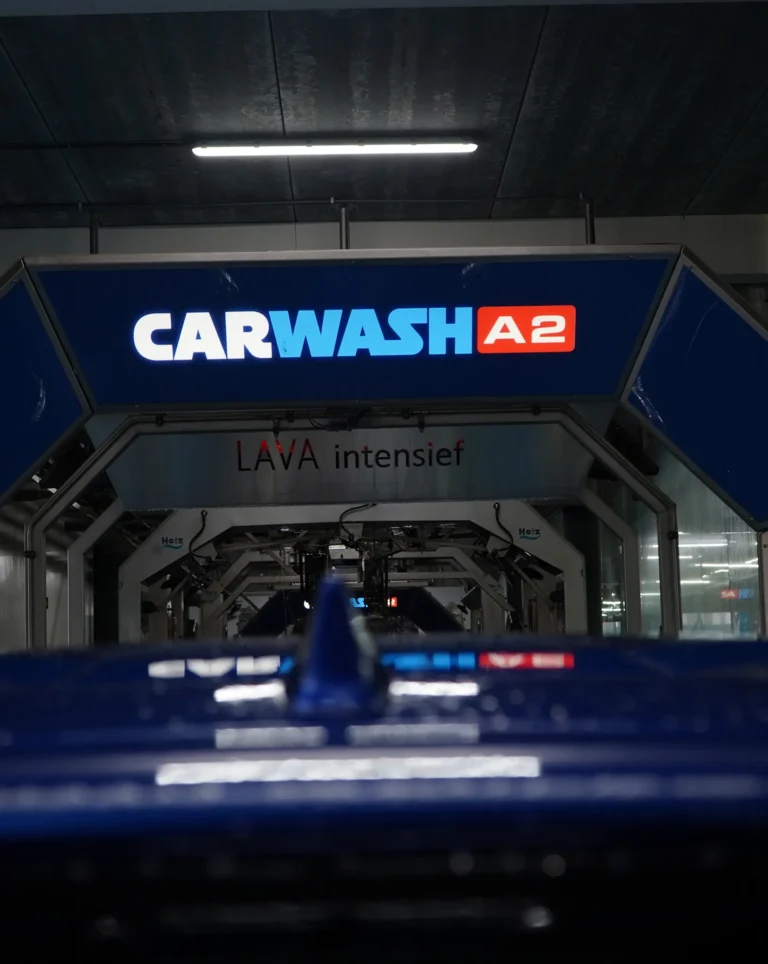 Ingang van een carwash genaamd "CARWASH A2" met de tekst "LAVA intensief" zichtbaar.